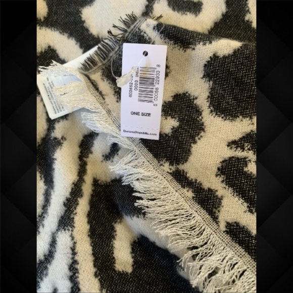 Banana Republic Reversible Leopard Poncho - Picture 6 of 6